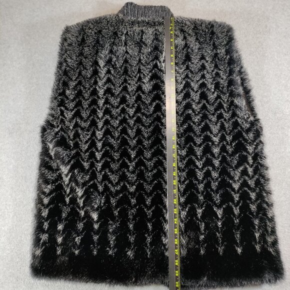 Style VI Faux Fur Vest Womens XL Black Gray Chevron Pattern Toggle Button - Picture 7 of 8